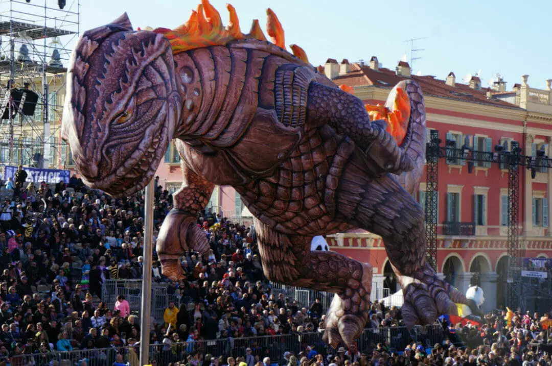 Photo du carnaval de Nice avec un dragon volant