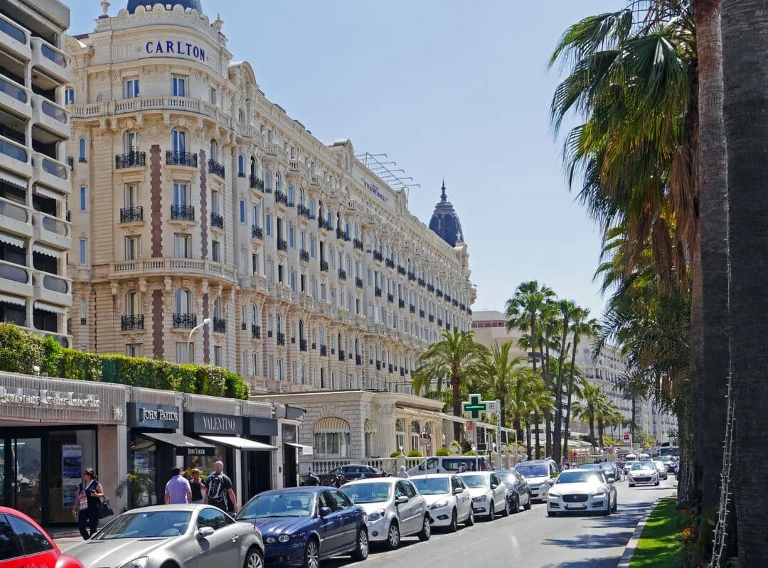 Photo de la promenade des anglais à nice avec illustration de la carte de France