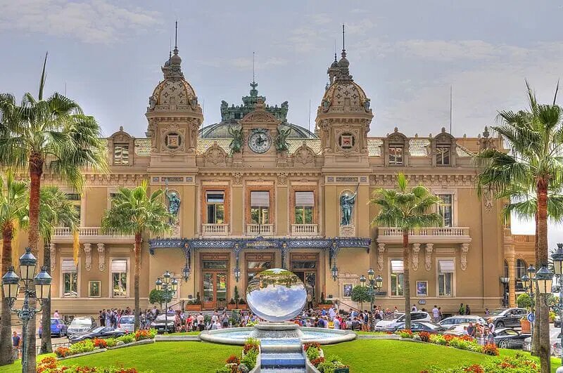 Palmier au premier plan et l’hôtel Negresco à Nice en arrière-plan