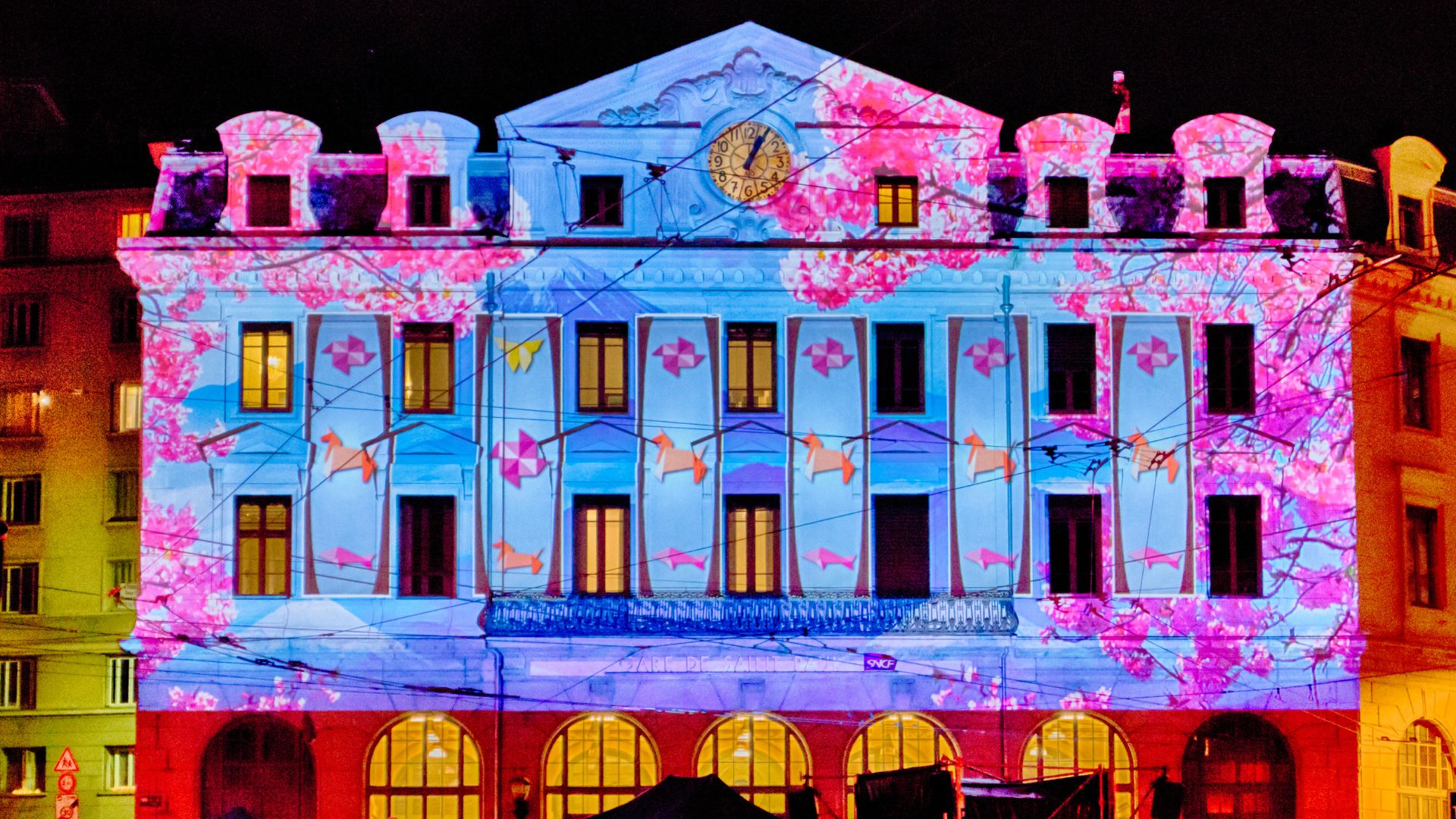 Palmier au premier plan et l’hôtel Negresco à Nice en arrière-plan