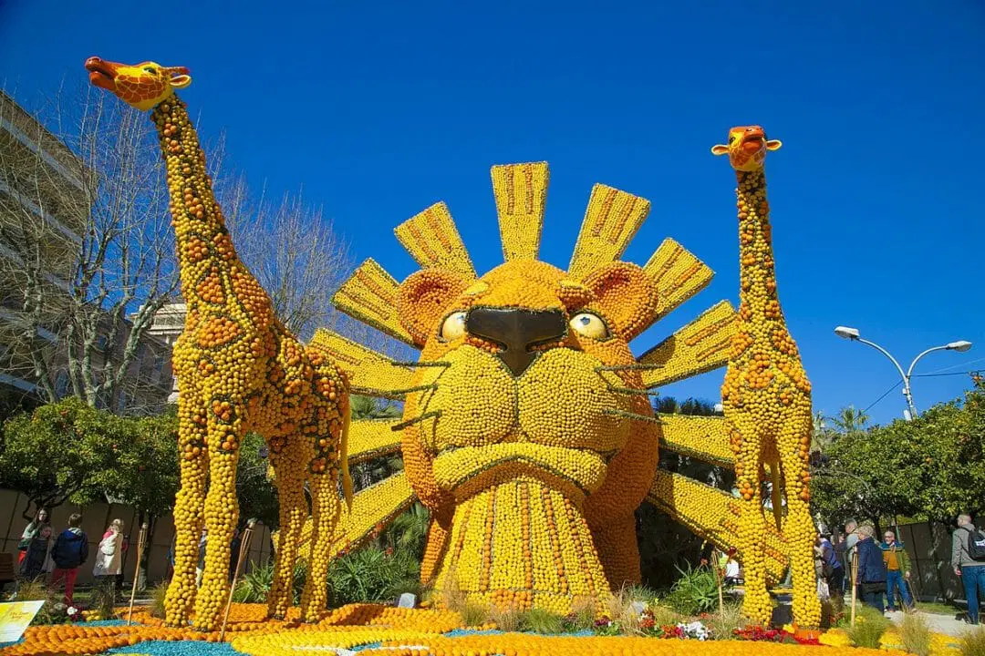 Photo du carnaval de Nice avec un dragon volant